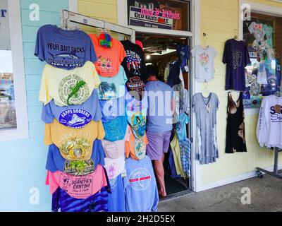 Homme entrant dans les vêtements, boutique de t-shirts, Island attitudes, à John’s Pass Village, Madeira Beach, Floride, États-Unis. Banque D'Images