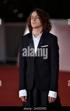 Roma, Italien.20 octobre 2021.ROME, ITALIE - OCTOBRE 20:Sangiovanni, assister au tapis rouge du film 'Caterina Caselli - una Vita, Cento Vite' lors du 16ème Festival du film de Rome 2021 le 20 octobre 2021 à Rome, Italie crédit: dpa/Alay Live News Banque D'Images