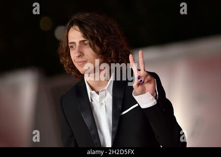 Roma, Italien.20 octobre 2021.ROME, ITALIE - OCTOBRE 20:Sangiovanni, assister au tapis rouge du film 'Caterina Caselli - una Vita, Cento Vite' lors du 16ème Festival du film de Rome 2021 le 20 octobre 2021 à Rome, Italie crédit: dpa/Alay Live News Banque D'Images