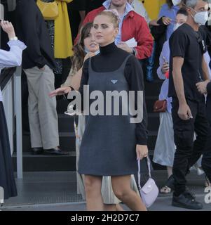 Tenue de rue Valentina Ferragni après le défilé de mode Prada pendant la semaine de la mode de Milan 2021/2022 Banque D'Images