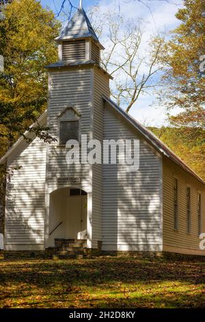 Waynesville, Caroline du Nord, États-Unis - 14 octobre 2021 : construite en 1898, la chapelle Palmer dans la vallée de Cataloochee, dans les Smoky Mountains. Banque D'Images