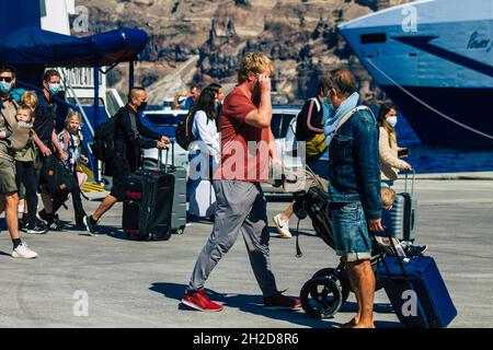 Santorini, Grèce - 20 octobre 2021 foule de touristes à l'arrivée sur l'île de Santorini, les bateaux à grande vitesse de Seajets sont des ferries qui font ce cros Banque D'Images