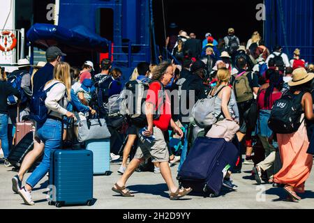 Santorini, Grèce - 20 octobre 2021 foule de touristes au départ de l'île de Santorini, les bateaux à grande vitesse de Seajets sont des ferries qui font ce crossi Banque D'Images