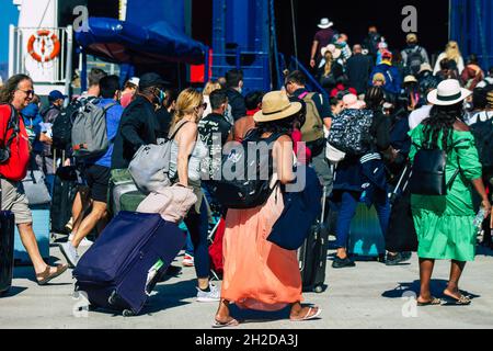 Santorini, Grèce - 20 octobre 2021 foule de touristes au départ de l'île de Santorini, les bateaux à grande vitesse de Seajets sont des ferries qui font ce crossi Banque D'Images