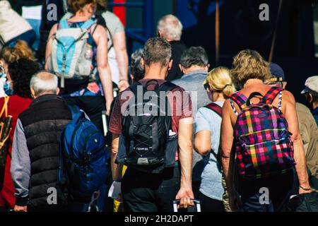 Santorini, Grèce - 20 octobre 2021 foule de touristes au départ de l'île de Santorini, les bateaux à grande vitesse de Seajets sont des ferries qui font ce crossi Banque D'Images