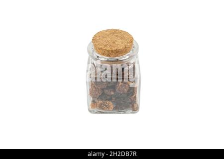 fruit de la hanche de rose séché dans un pot en verre isolé sur fond blanc.Herbes et ingrédients alimentaires. Banque D'Images