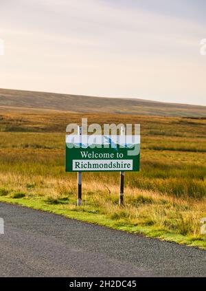 Bienvenue au panneau de Richmondshire avec le logo Curlew sur une lande isolée près de Keld, dans le parc national de Yorkshire Dales, dans le Richmondshire, dans le North Yorkshire, en Angleterre Banque D'Images