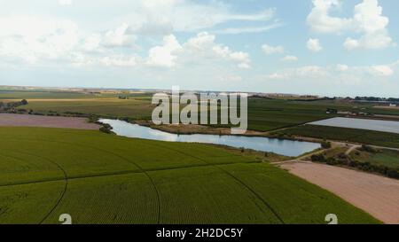 Vue aérienne sur un lac entouré de champs Banque D'Images