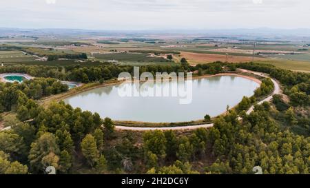 Vue aérienne sur un lac entouré de pins Banque D'Images