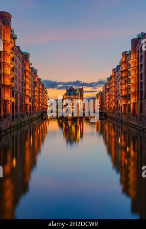 La Speicherstad, littéralement: "Ville d'entrepôts", ce qui signifie que le quartier des entrepôts à Hambourg, en Allemagne est le plus grand quartier d'entrepôts au monde où Banque D'Images