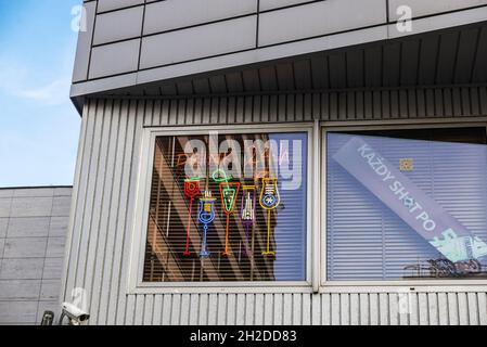 Varsovie, Pologne - 1 septembre 2018 : signe de boisson 24 heures sur la façade d'un bâtiment à Varsovie, Pologne Banque D'Images