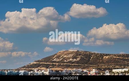 Vue panoramique sur la montagne à agadir avec texte en arabe disant dieu, nation, roi - Agadir, Maroc Banque D'Images