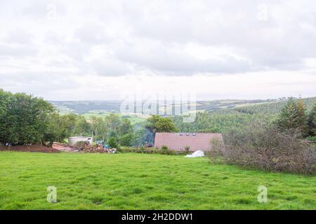 Vue sur les terres agricoles du village de High Bickington, Devon, Angleterre, Royaume-Uni. Banque D'Images