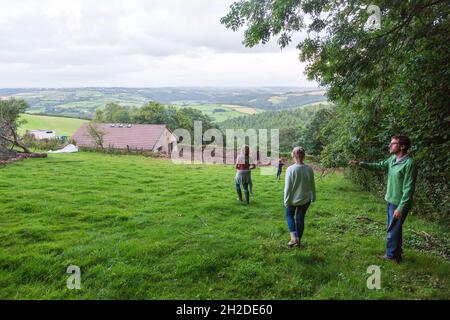 Vue sur les terres agricoles du village de High Bickington, Devon, Angleterre, Royaume-Uni. Banque D'Images