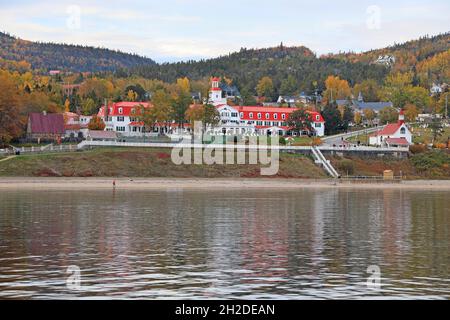 Horizon de Tadoussac en automne avec la plage et la rivière Fjord du Saguenay en premier plan, Québec, Canada Banque D'Images