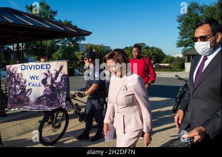 Washington, Vereinigte Staaten.21 octobre 2021.La Présidente de la Chambre des représentants des États-Unis Nancy Pelosi (démocrate de Californie) arrive pour une conférence de presse sur la certification de l'amendement sur l'égalité des droits au Capitole des États-Unis à Washington, DC, le jeudi 21 octobre 2021.Credit: Rod Lamkey/CNP/dpa/Alay Live News Banque D'Images