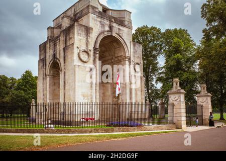 Une femme et un enfant qui regarde l'Arc du souvenir, un mémorial de la première Guerre mondiale conçu par Sir Edwin Lutyens et situé dans le parc Victoria, Leicester Banque D'Images