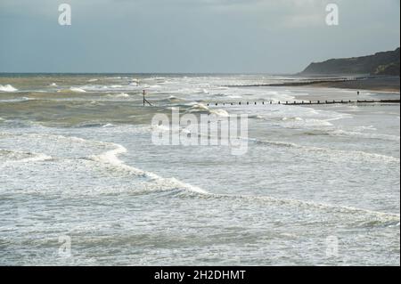Côte nord de Norfolk à Cromer avec des vagues qui se baladent depuis un long chemin Banque D'Images
