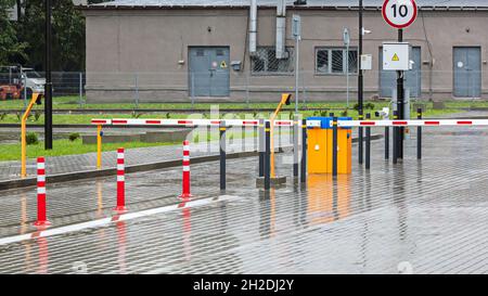 système de barrière automatique moderne pour la sécurité du parking Banque D'Images