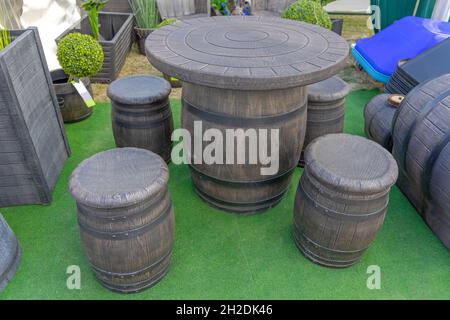 Table de jardin en plastique de style rétro avec ensemble de chaises en forme de tonneau Banque D'Images