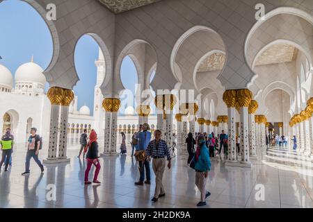 ABU DHABI, Émirats Arabes Unis - 9 MARS 2017 : les gens visitent la Grande Mosquée Sheikh Zayed à Abu Dhabi Banque D'Images
