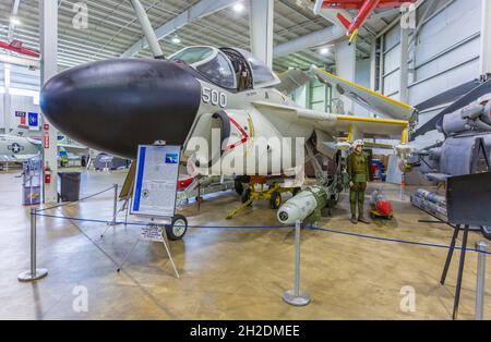 Grumman Aerospace A-6 Intruder fixe des avions au Battleship Memorial Park de Mobile, Alabama Banque D'Images