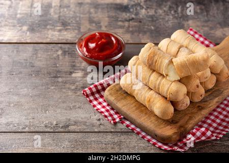 Tequeños d'Amérique latine farcies de fromage sur table en bois Banque D'Images