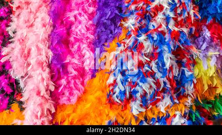 Boas en plumes colorés à vendre dans le quartier français de la Nouvelle-Orléans, Louisiane Banque D'Images