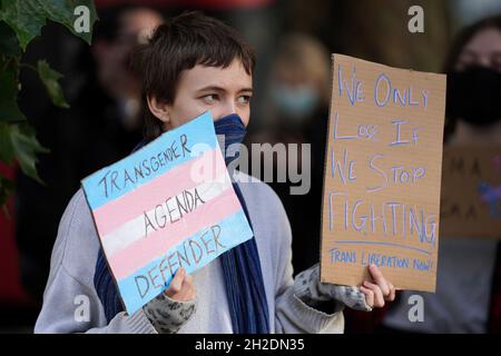 Manifestants devant le Centre de conférences Elizabeth II dans le centre de Londres, lors de la première conférence annuelle de l'Alliance LGB.Date de la photo: Jeudi 21 octobre 2021. Banque D'Images