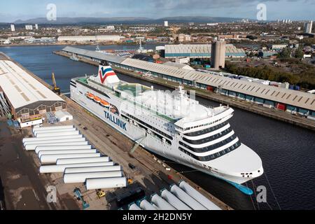 Glasgow, Écosse, Royaume-Uni.21 octobre 2021.En raison d'une grave pénurie de logements pour les délégués participant à la prochaine Conférence des Nations Unies sur les changements climatiques COP26 à Glasgow, deux ferries RO-RO sont arrivés sur le Clyde pour aider à atténuer la situation.Pic; le Romantika letton est déjà amarré aux quais de George V à Glasgow.Iain Masterton/Alay Live News. Banque D'Images