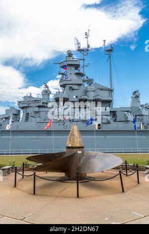 L'un des quatre hélices du cuirassé USS Alabama au Battleship Memorial Park de Mobile, Alabama Banque D'Images