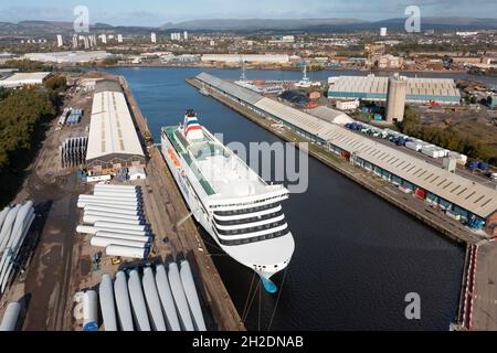 Glasgow, Écosse, Royaume-Uni.21 octobre 2021.En raison d'une grave pénurie de logements pour les délégués participant à la prochaine Conférence des Nations Unies sur les changements climatiques COP26 à Glasgow, deux ferries RO-RO sont arrivés sur le Clyde pour aider à atténuer la situation.Pic; le Romantika letton est déjà amarré aux quais de George V à Glasgow.Iain Masterton/Alay Live News. Banque D'Images