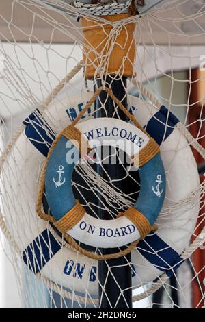 Anneau de cercle de bouée de sauvetage décoratif avec panneau de bienvenue à bord vendu sur le marché Banque D'Images