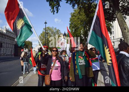 Londres, Royaume-Uni.21 octobre 2021.Des manifestants se sont rassemblés devant Downing Street pour réclamer un référendum sur l'indépendance de Biafra, une partie du Nigeria, et la libération du leader séparatiste Nnamdi Kanu.Credit: Vuk Valcic / Alamy Live News Banque D'Images