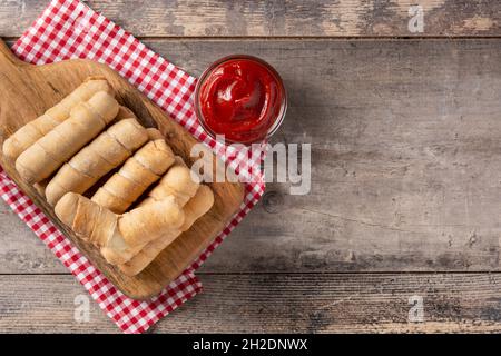 Tequeños d'Amérique latine farcies de fromage sur table en bois Banque D'Images
