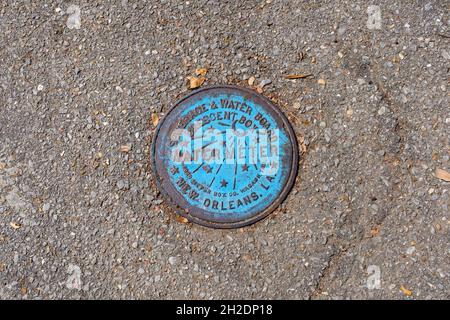 LA NOUVELLE-ORLÉANS, LA, États-Unis - 16 OCTOBRE 2021 : couverture métallique du compteur d'eau pour la Nouvelle-Orléans Sewerage and Water Board Banque D'Images