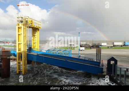 21 octobre 2021, Schleswig-Holstein, Dagebüll: Un arc-en-ciel est vu à l'embarcadère du ferry à Dagebüll au fur et à mesure que le niveau de la mer du Nord monte.Le bas 'Ignatz' se déplace au-dessus du Schleswig-Holstein jeudi.Photo: Bodo Marks/dpa Banque D'Images