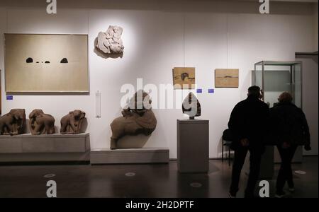 Paris, France.21 octobre 2021.Les visiteurs se prominent devant une œuvre d'art intitulée « Conquérant la lumière » de l'artiste vietnamien Huong Dodinh à l'exposition « l'Asie Maintenant » au Musée national d'art asiatique Guimet à Paris, en France, le 21 octobre 2021.Credit: Gao Jing/Xinhua/Alamy Live News Banque D'Images