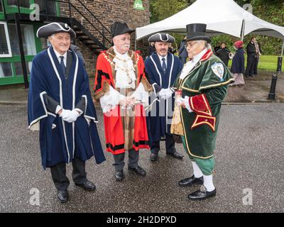 Célébration costumée marquant 150 ans de chemin de fer à Okehampton, Devon.Le maire Bob Tolley discute avec le crieur de ville Ros Charlton Chard. Banque D'Images
