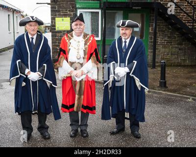 Célébration costumée marquant 150 ans de chemin de fer à Okehampton, Devon.Le maire d'Okehampton, Bob Tolley, avec ses serviteurs de cérémonie. Banque D'Images