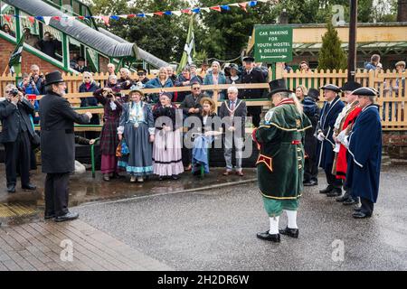 Célébration costumée marquant 150 ans de chemin de fer à Okehampton, Devon, avec le maire de la ville et les dignitaires recréant le jour où le chemin de fer est arrivé. Banque D'Images