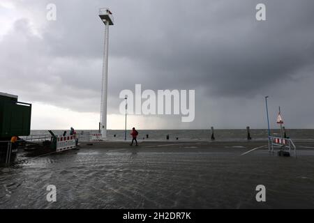 21 octobre 2021, Schleswig-Holstein, Dagebüll: L'eau se trouve sur le quai du terminal de ferry à Dagebüll, au fur et à mesure que le niveau de la mer du Nord monte.Des nuages de pluie sombres peuvent être vus en arrière-plan.Le bas 'Ignatz' se déplace au-dessus du Schleswig-Holstein jeudi.Photo: Bodo Marks/dpa Banque D'Images