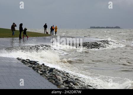 21 octobre 2021, Schleswig-Holstein, Dagebüll: Les visiteurs se tiennent à l'eau de la mer du Nord fouettée à Dagebüll.Le bas 'Ignatz' se déplace au-dessus du Schleswig-Holstein jeudi.Photo: Bodo Marks/dpa Banque D'Images