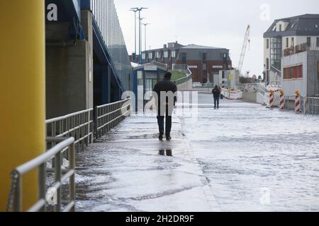 21 octobre 2021, Schleswig-Holstein, Dagebüll: L'eau se trouve sur le quai du terminal de ferry à Dagebüll, au fur et à mesure que le niveau de la mer du Nord monte.Le bas 'Ignatz' se déplace au-dessus du Schleswig-Holstein jeudi.Photo: Bodo Marks/dpa Banque D'Images