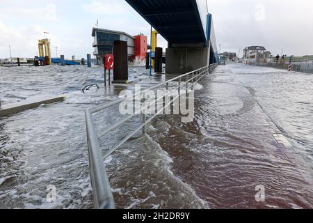 21 octobre 2021, Schleswig-Holstein, Dagebüll: L'eau se trouve sur le quai du terminal de ferry à Dagebüll, au fur et à mesure que le niveau de la mer du Nord monte.Le bas 'Ignatz' se déplace au-dessus du Schleswig-Holstein jeudi.Photo: Bodo Marks/dpa Banque D'Images