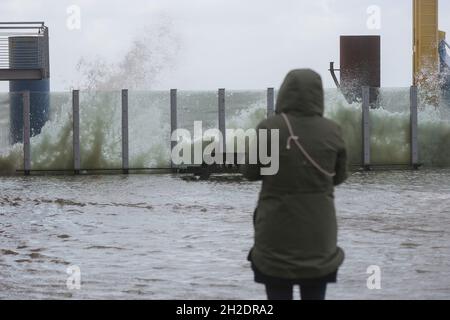 21 octobre 2021, Schleswig-Holstein, Dagebüll: Le jet de la mer du Nord éclabousse sur la jetée inondée du terminal de ferry de Dagebüll.Le bas 'Ignatz' se déplace au-dessus du Schleswig-Holstein jeudi.Photo: Bodo Marks/dpa Banque D'Images