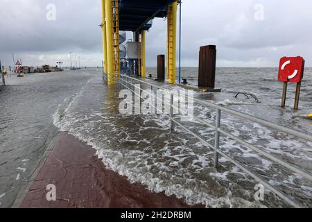 21 octobre 2021, Schleswig-Holstein, Dagebüll: L'eau se trouve sur le quai du terminal de ferry à Dagebüll, au fur et à mesure que le niveau de la mer du Nord monte.Le bas 'Ignatz' se déplace au-dessus du Schleswig-Holstein jeudi.Photo: Bodo Marks/dpa Banque D'Images