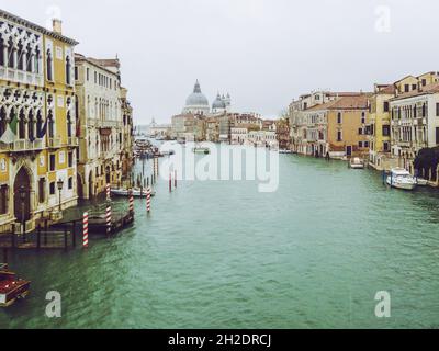 VENISE, ITALIE - 14 novembre 2014 : Venise, Italie, 2014 novembre : canal discret grande vue à Venise pendant l'automne Banque D'Images