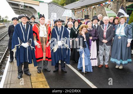 Célébration costumée marquant 150 ans de chemin de fer à Okehampton, Devon, avec le maire de la ville et les dignitaires recréant le jour où le chemin de fer est arrivé. Banque D'Images