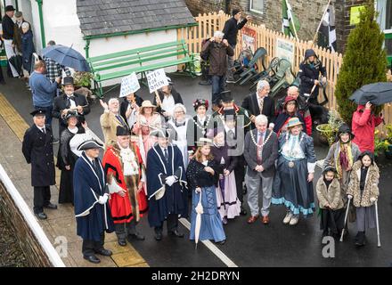 Célébration costumée marquant 150 ans de chemin de fer à Okehampton, Devon, avec le maire de la ville et les dignitaires recréant le jour où le chemin de fer est arrivé. Banque D'Images